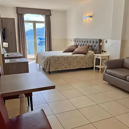 Hotel & 4*