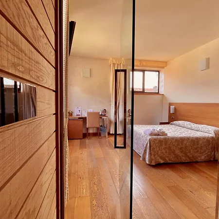 Hotel & 4*