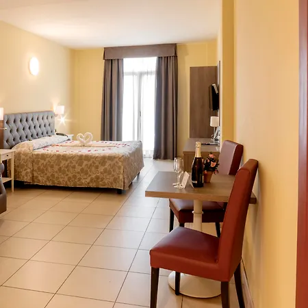 Hotel & 4*