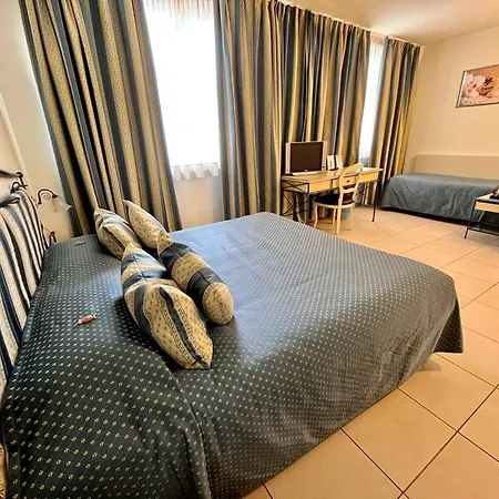 Hotel & Lovere
