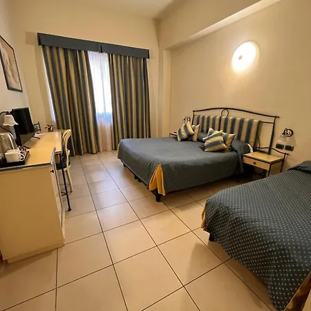Hotel & 4*