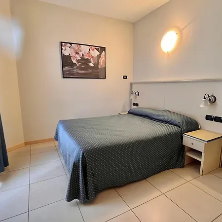 Hotel & 4*